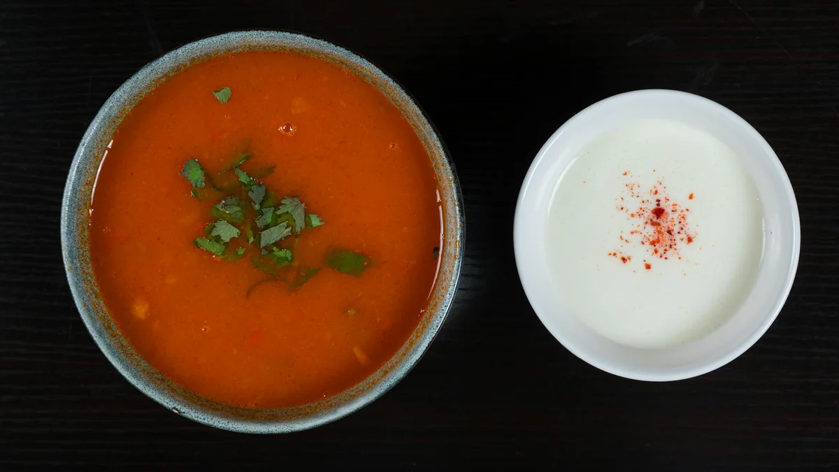 Gulash húngaro de ternera con pimentón dulce, patatas y pan rústico en cazuela de hierro